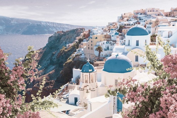 Een charmante griekse nederzetting in de heuvels van santorini