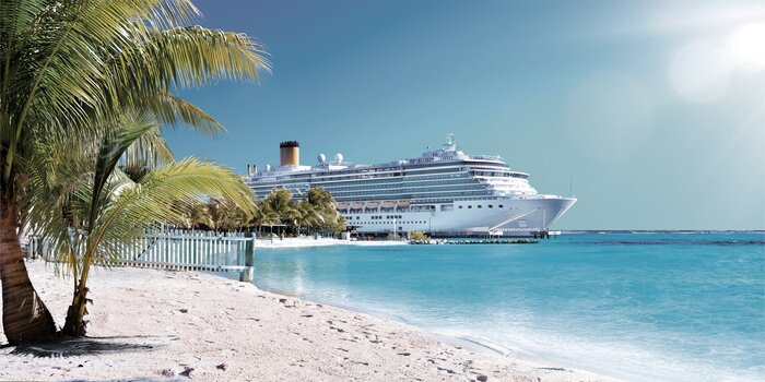 Luxe cruiseschip op een paradijselijk strand