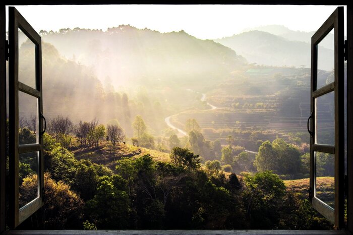Zonnig berglandschap gezien vanuit het raam