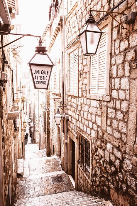 Een smalle doorgang tussen de stenen gevels