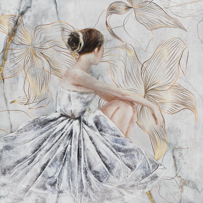 Een vrouw in een balletjurk tegen een achtergrond van gouden bloemen