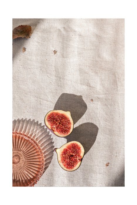 Een elegante compositie met vijgen en wijn op een natuurlijke achtergrond