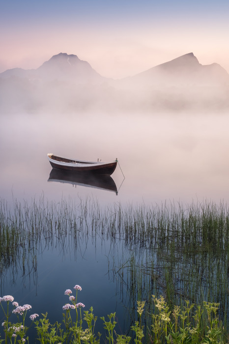 Ochtend in de bergen met een boot in de mist