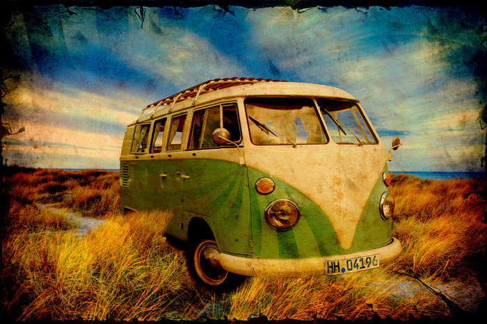 Een retro-auto tussen droog gras