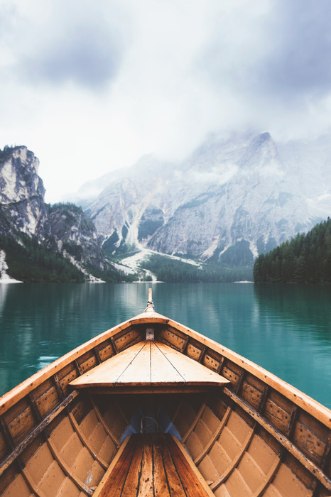 Een minimalistische weergave van een boot in de bergen