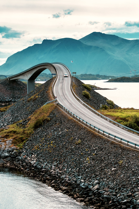 Uitzicht op de bergbrug over het water