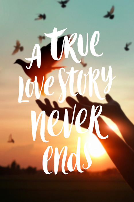 Witte letters op een achtergrond van een hand met vogels