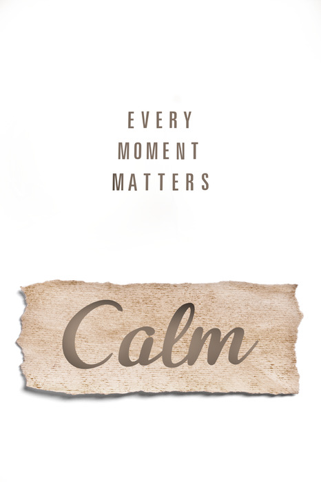 Minimalistisch bord met een houten plank