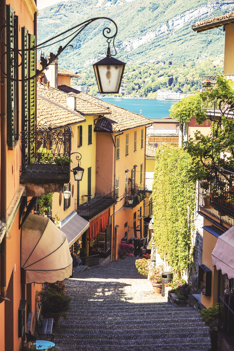 Italiaanse straat met stenen trappen
