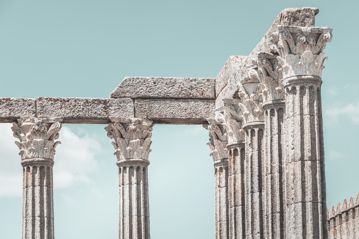 Rijkelijk versierde stenen zuilen