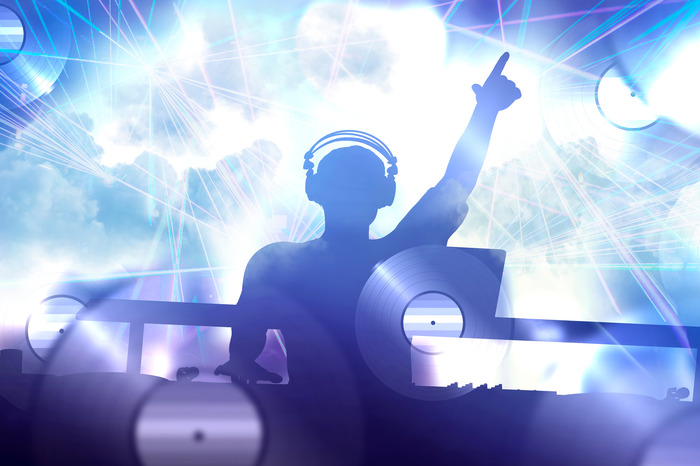 Dj achter de console in felle lichten