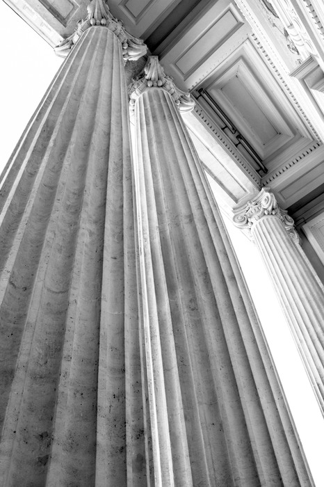 Architectonische kolommen in grijs