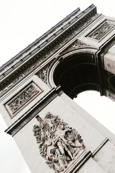 Een monumentale boog in de heldere hemel.