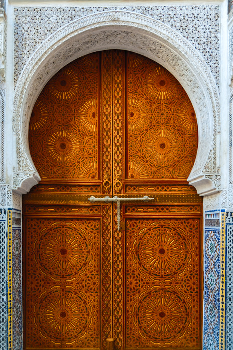 Rijkelijk bewerkte boogdeur