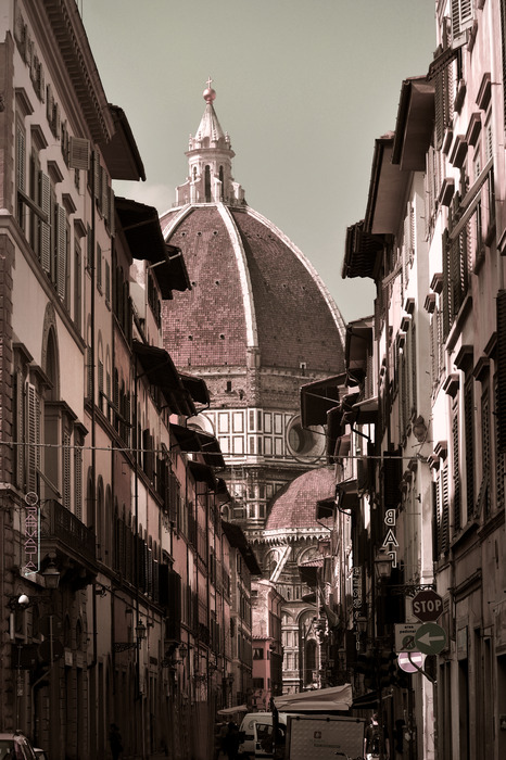 Historische italiaanse straat met een koepel