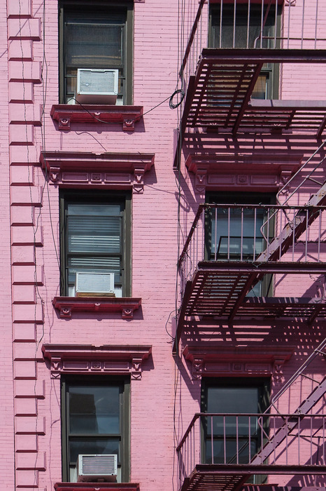 De gevel van het roze gebouw van de stad