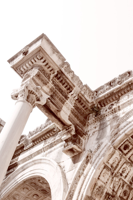 De tempel van hadrianus in detail