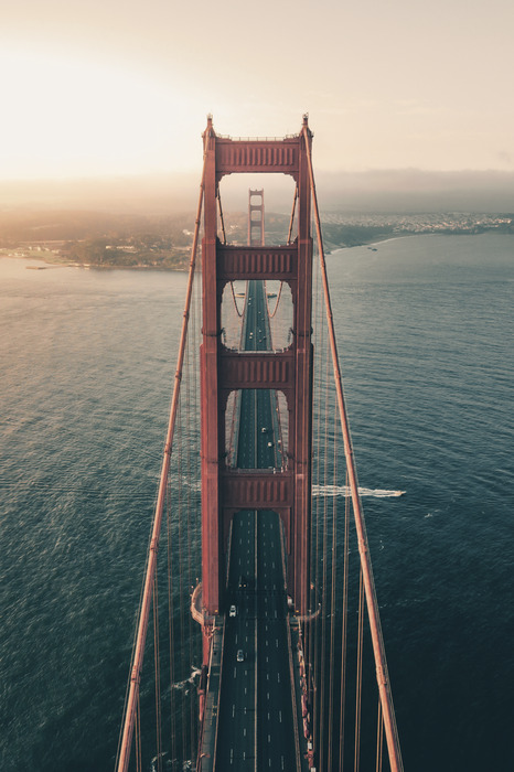 De iconische rode brug over de baai