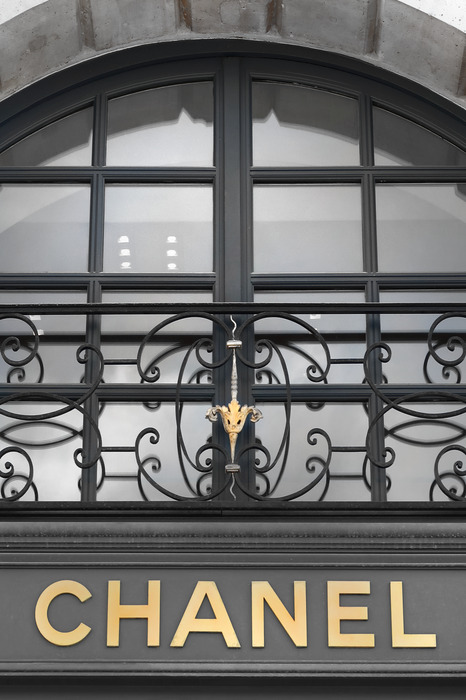 Chanelboetiek met decoratieve balustrade
