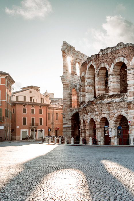 Historische stenen arena met bogen