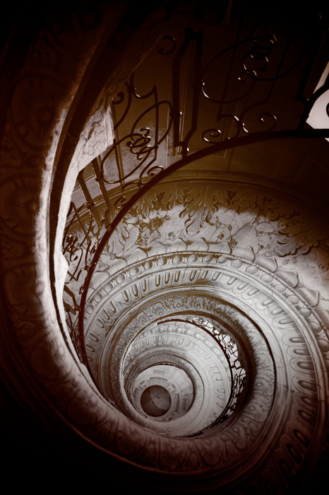 Spiraaltrap met decoratieve balustrade