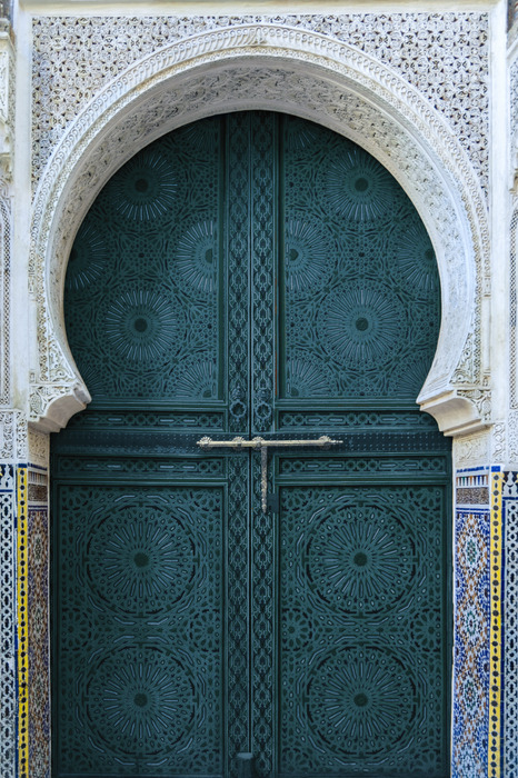Sierlijk bewerkte groene deur