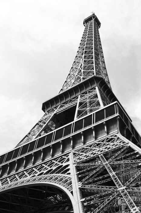 De eiffeltoren van onderaf in monochroom