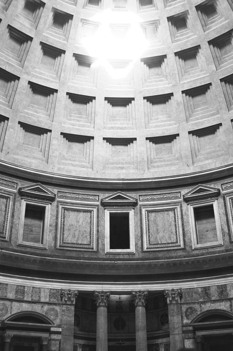 Het oude interieur van de tempel in de koepel.