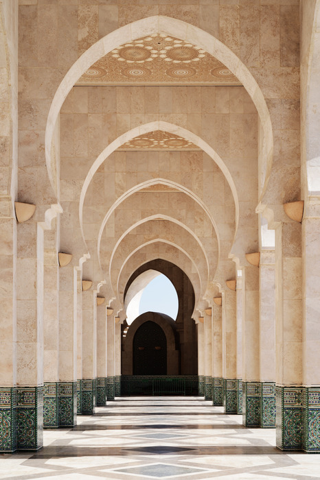 Symmetrische arcaden verlicht door de zon.