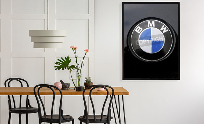 Poster Logo BMW vor schwarzem Hintergrund nach Maß 